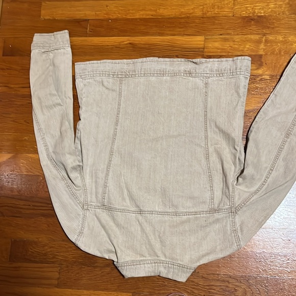 Jean Jacket Tan Size M. 90% cotton. Full zipper 2 breast pockets - Picture 4 of 4